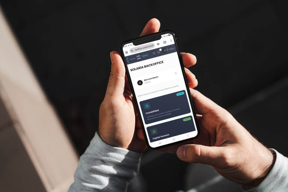 Persona usando SOLARIA BACKOFFICE desde su celular