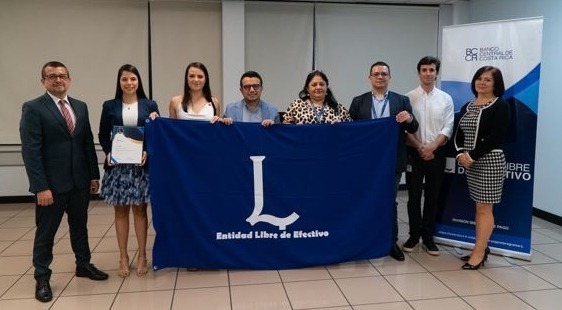 Equipo de PROCOM junto a los personeros del BCCR